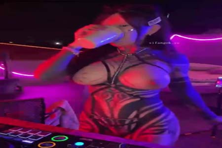 狂野朋克刺青 巨乳肥臀母狗【高乔尤美】最新作品 裸体淫舞打DJ